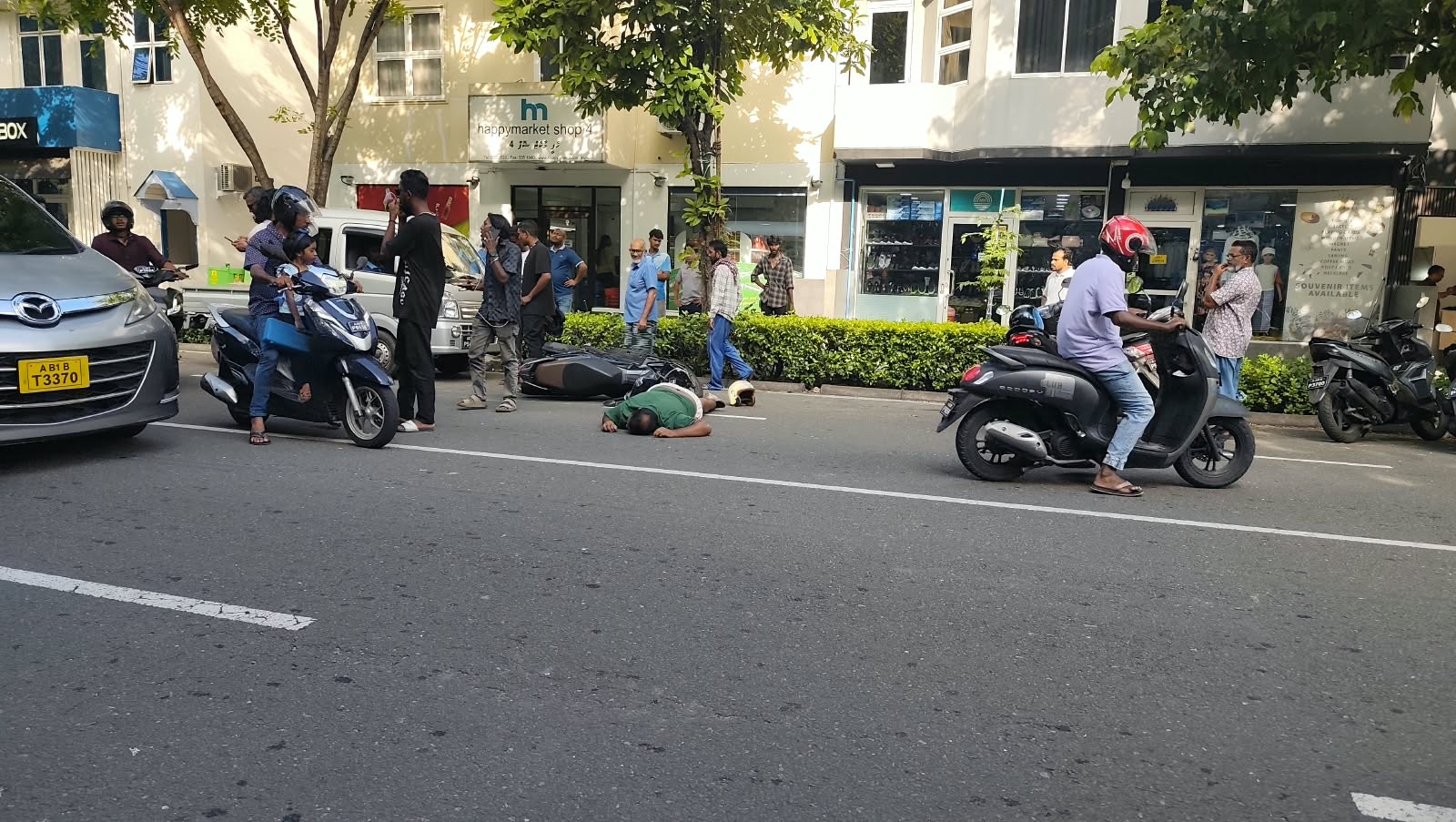 ޕިކަޕެއްގެ ދޮރުގައި ސައިކަލެއް ޖެހި ހުޅުމާލޭގައި ނުރައްކާތެރި އެކްސިޑެންޓެއް ހިނގައިފި